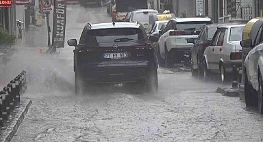 Yalova'da sağanak yağış hayatı olumsuz etkiliyor