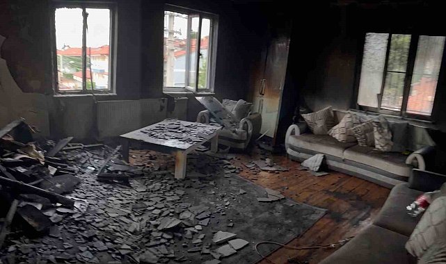Yangında eşyaları kül olan aileye Sevgi Eli sahip çıktı