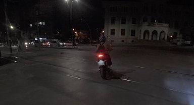 Yanlış yöne giren arkadaşını doğru yola gülerek çağırdı