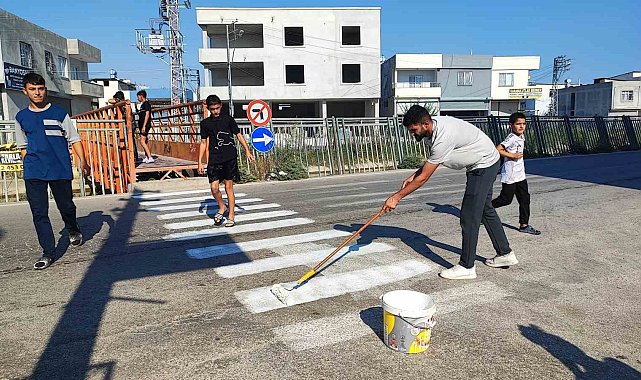 Yaya geçidi işaretini vatandaş yola kendi çizdi
