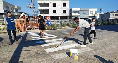 Yaya geçidi işaretini vatandaş yola kendi çizdi