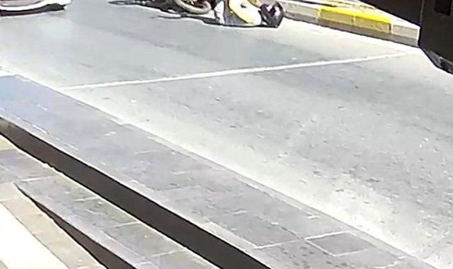 Yayaya çarpmamak için fren yapınca devrilen motosikletteki 2 kişi yaralandı