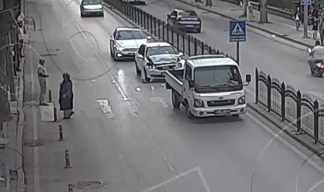 Yayaya yol veren kamyonete otomobil çarptı