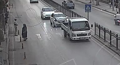 Yayaya yol veren kamyonete otomobil çarptı