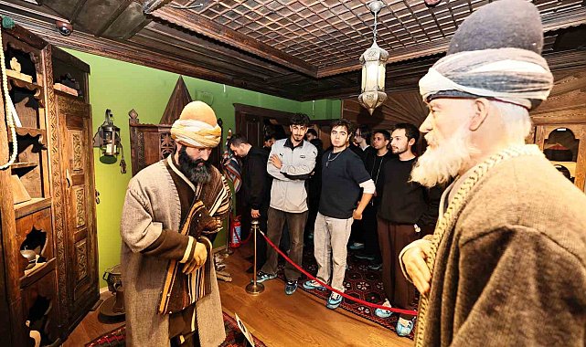 Yeni üniversiteliler Manisa'nın tarihi ve kültürel zenginliklerini keşfetti