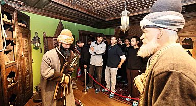 Yeni üniversiteliler Manisa'nın tarihi ve kültürel zenginliklerini keşfetti