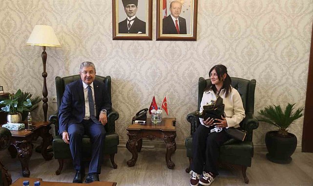 Yerde bulduğu Türk bayrağını kaldıran kurye valilikte ağırlandı