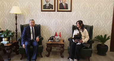 Yerde bulduğu Türk bayrağını kaldıran kurye valilikte ağırlandı