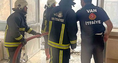 Yıkım çalışması yapılan spor merkezinde yangın