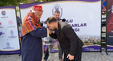 Yılın ahisi seçilen genç, kaftanı el öperek devraldı