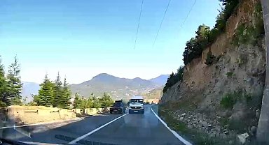 Yolcu minibüsünün hatalı sollaması kamerada