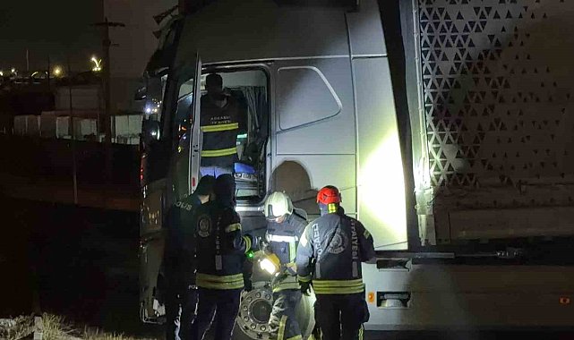 Yoldan çıkan tır bariyerleri aştı, sürücü kayıplara karıştı