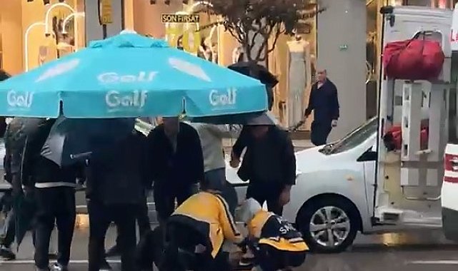 Yolun karşısına geçerken otomobil çarptı: Vatandaşlar yaralıya şemsiye tuttu
