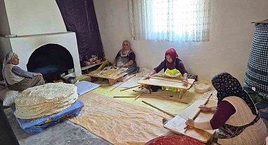 Yozgat'ta imece usulü kışlık yufka ekmek hazırlığı sürüyor