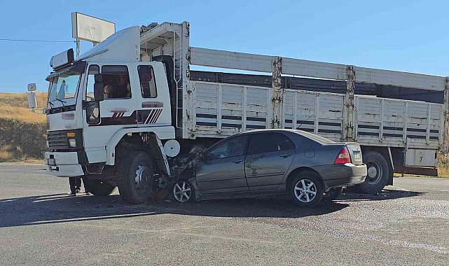 Yozgat'ta kamyonla çarpışan otomobilin sürücüsü yaralandı