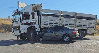Yozgat'ta kamyonla çarpışan otomobilin sürücüsü yaralandı