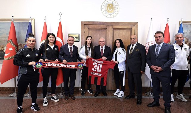 Yüksekova Spor Kadın Futbol Takımı'ndan Bakan Güler'e ziyaret