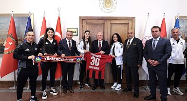 Yüksekova Spor Kadın Futbol Takımı'ndan Bakan Güler'e ziyaret