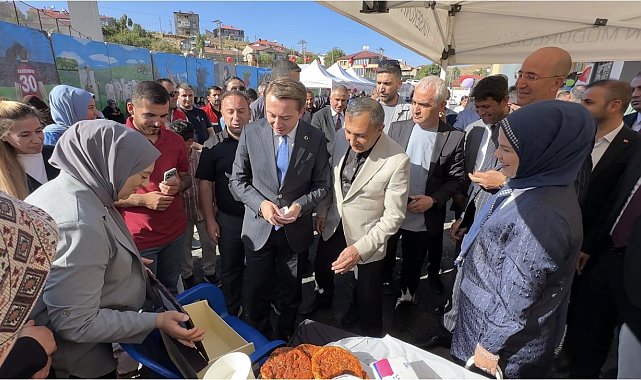 Yüksekova'da kadın kursiyerlerin el emekleri sergilendi