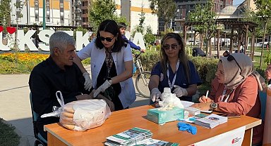 Yüksekova'da parkta sağlık molası: Vatandaşlar tansiyon ve şeker ölçümü için akın etti