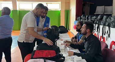 Yüksekova'da "İyilik Çantası" 100 yetim öğrenciye ulaştı