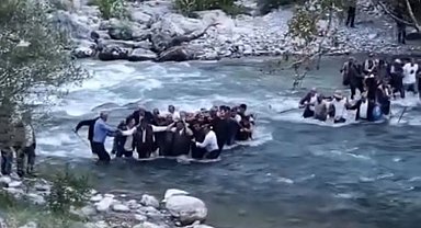 Yüksekova'da sarp arazide acı haber: Hayatını kaybeden adamın cenazesi dereden geçirilip omuzlarda taşındı