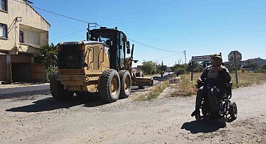 Yürüme engelli vatandaşın asfalt yol sevinci