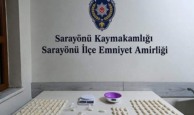 Yutarak vücutlarında getirdikleri uyuşturucular polisten kaçmadı