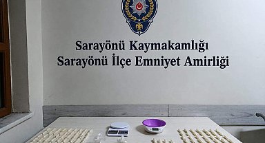 Yutarak vücutlarında getirdikleri uyuşturucular polisten kaçmadı