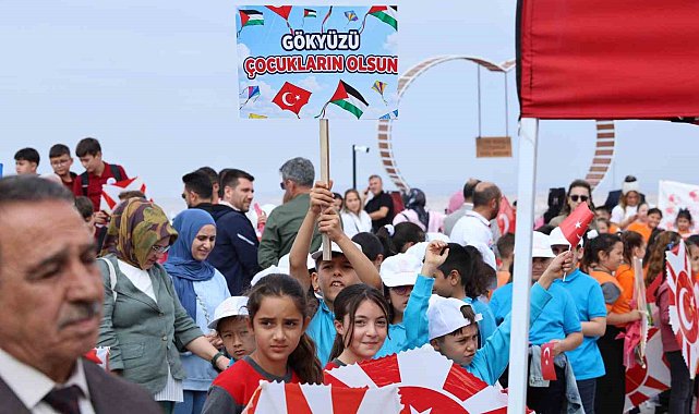 Yüzlerce uçurtma Filistinli çocuklar için uçuruldu
