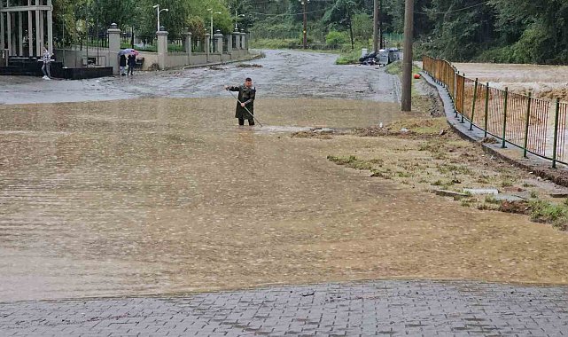 Zonguldak'ta sağanak sonrası dere taştı, sanayi sitesini su bastı
