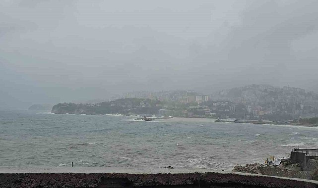 Zonguldak'ta sağanak ve fırtına: Liman sarıya büründü