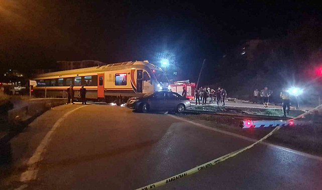 Zonguldak'ta yolcu treni otomobille çarpıştı: 5 yaralı