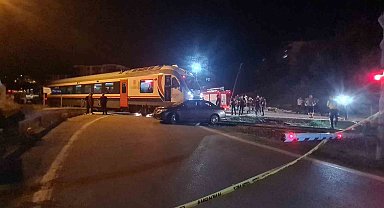 Zonguldak'ta yolcu treni otomobille çarpıştı: 5 yaralı