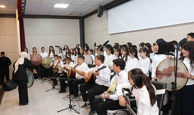 130 öğrenciyle unutulmaz halk müziği konseri