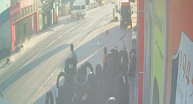 15 yaşındaki motosiklet sürücüsünün ağır yaralandığı kaza kamerada
