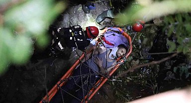 25 metreden kayalık alana düştü, 2 saatlik operasyonla kurtarıldı