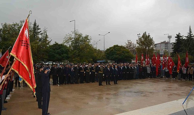 29 Ekim Cumhuriyet Bayramı kutlamaları çelenk sunma töreniyle başladı