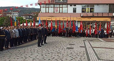 29 Ekim kutlamaları çelenk sunumu ile başladı