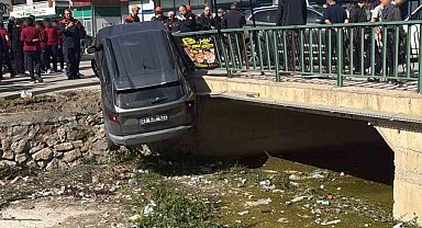 3 aracın karıştığı kazada araçlardan biri dereye uçtu