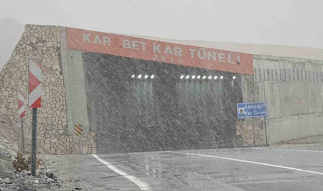 3 bin rakımlı Karabet Geçidi'nde sis ve kar yağışı etkili oluyor