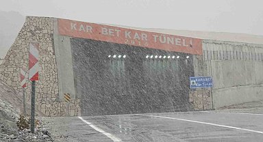 3 bin rakımlı Karabet Geçidi'nde sis ve kar yağışı etkili oluyor
