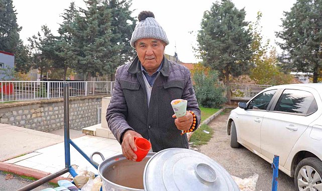35 yıldır el arabasıyla sokak sokak dolaşıp nohut satıyor