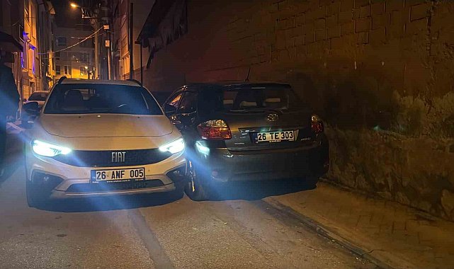 'Dur' ihtarına uymayıp polisin üzerine araç süren alkollü sürücü park halindeki araca çarptı
