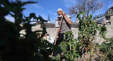 'Hayır yapmak kadar güzel bir şey yok' diyen 90 yaşındaki adam, 100 metre mesafeden taşıdığı suyla yetiştirdiği ürünleri hayrına dağıtıyor