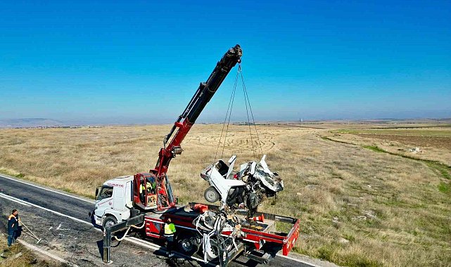 4 kişinin öldüğü kazada otomobiller parçalanarak hurdaya döndü