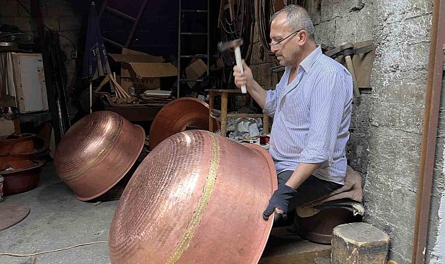 45 yıldır bakıra çekiç vuruyor, kaybolmaya yüz tutan mesleğini yaşatmaya çalışıyor