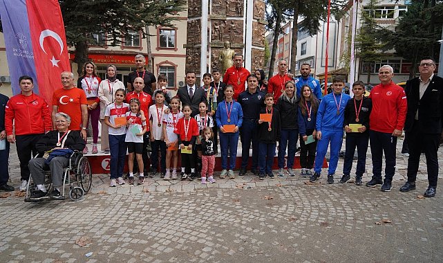 512 sporcu Cumhuriyet coşkusu için ter döktü