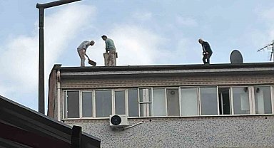 7 katlı binanın çatısında tehlikeli çalışma: O anlar kamerada