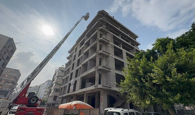 7 katlı binanın tepesinde intihara kalkışan kişi 2 saatlik çabayla ikna edildi